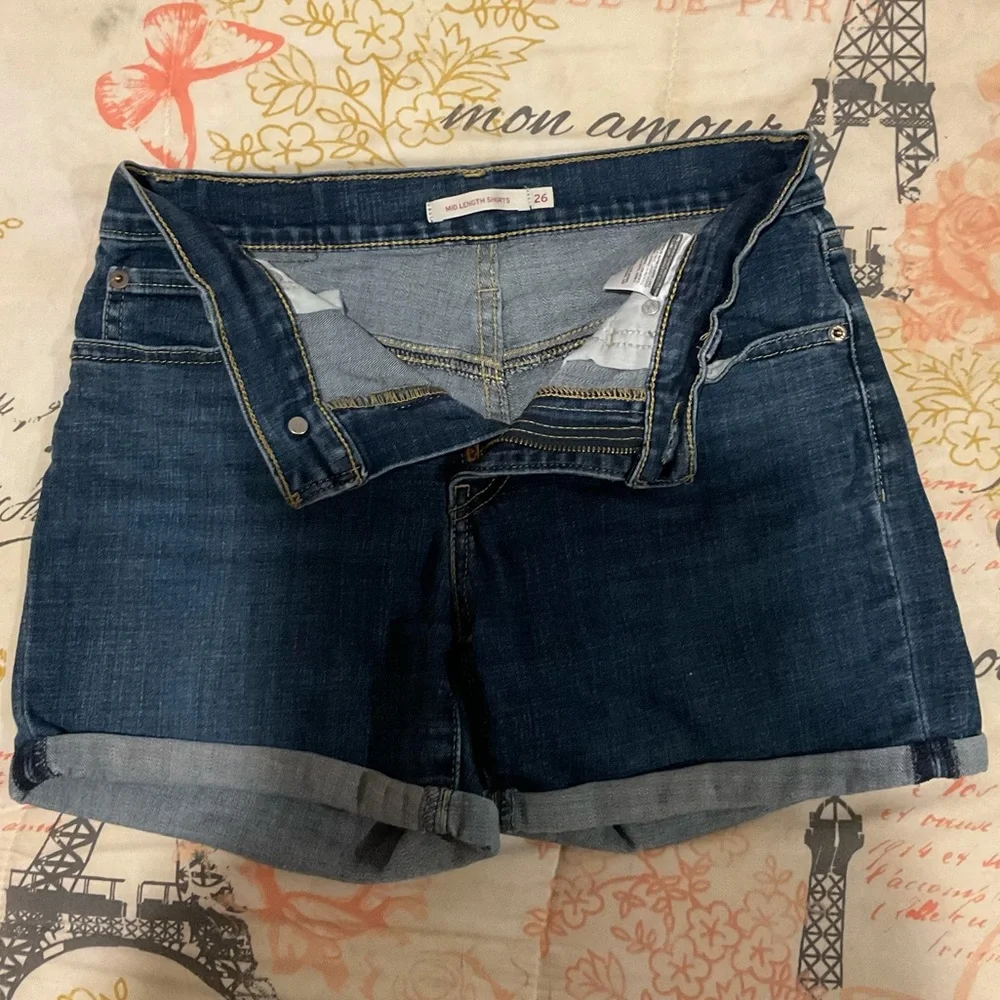 Levi’s Short - Picture 2 of 4